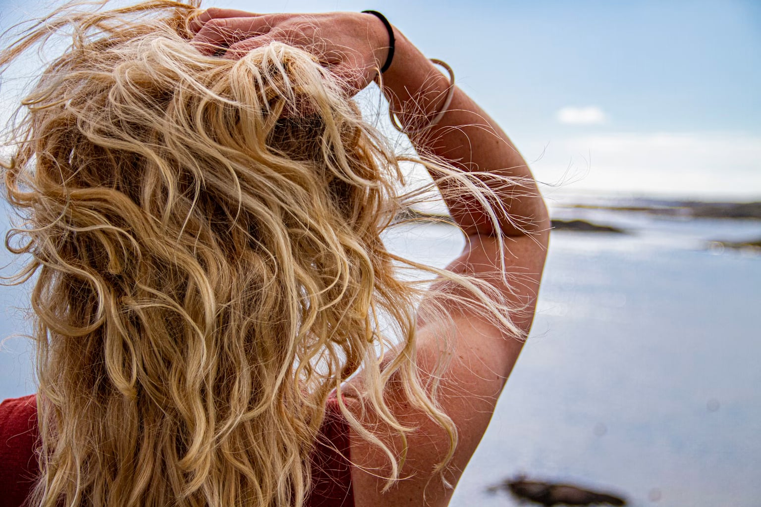 Dunkelblond oder Goldblond: Die perfekte Nuance finden – ganz ohne Friseurbesuch