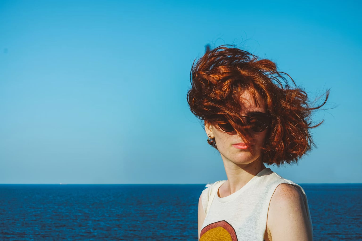 Gefärbte Haare im Sommer: So schützen Sie Ihre Farbe vor dem Verblassen
